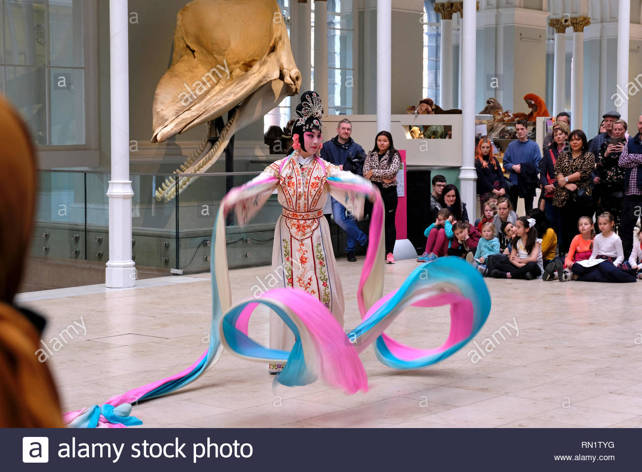 Edinburgh, Royaume-Uni. 16 février 2019. Au Musée National d'Écosse Grande Galerie, l'Académie de théâtre de Shanghai Performance Group des danses de leur tournée britannique pour marquer la célébration du Nouvel An chinois. Credit : Craig Brown/Alamy Live News Banque D'Images