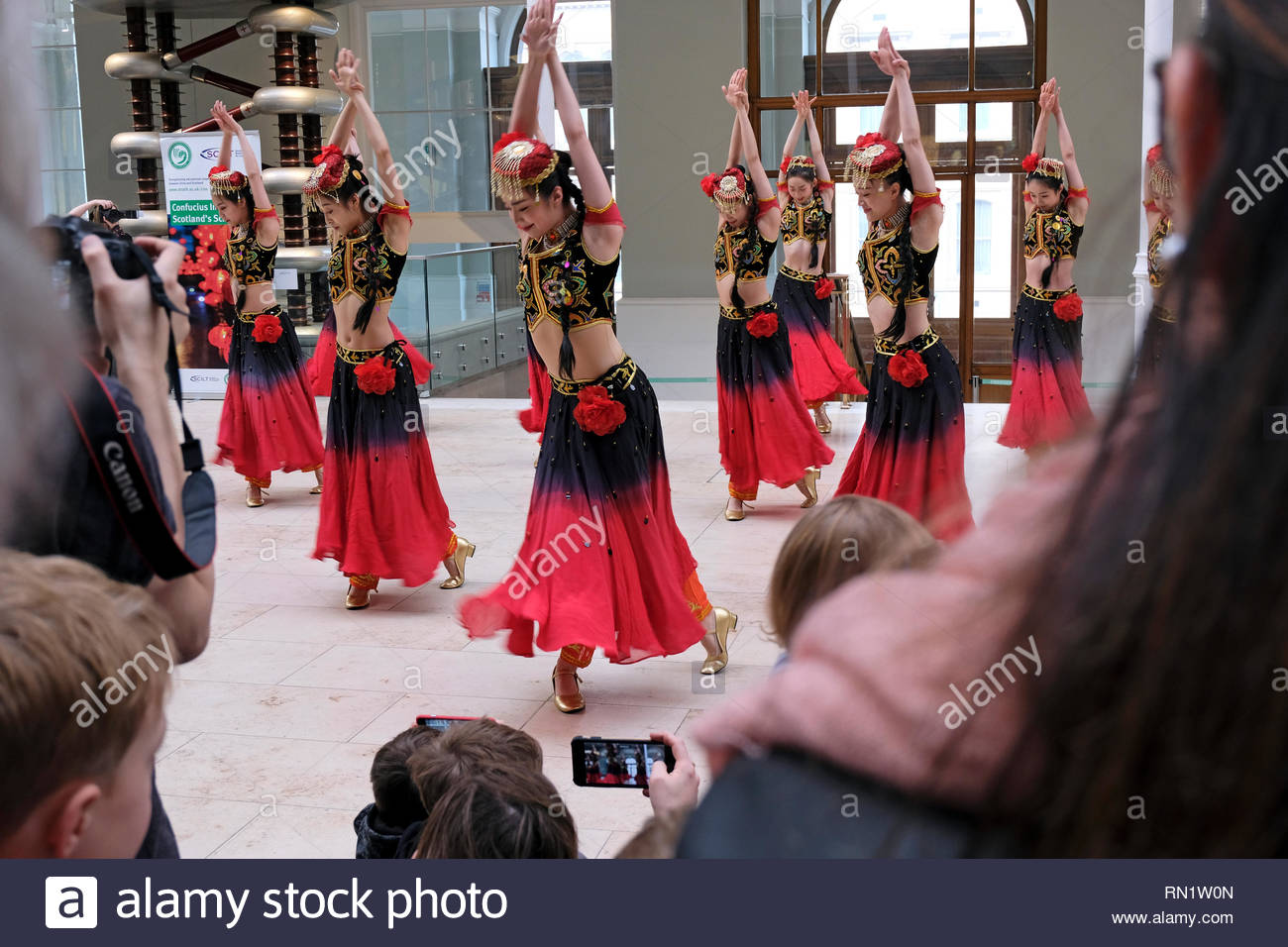 Edinburgh, Royaume-Uni. 16 février 2019. Au Musée National d'Écosse Grande Galerie, l'Académie de théâtre de Shanghai Performance Group des danses de leur tournée britannique pour marquer la célébration du Nouvel An chinois. Credit : Craig Brown/Alamy Live News Banque D'Images