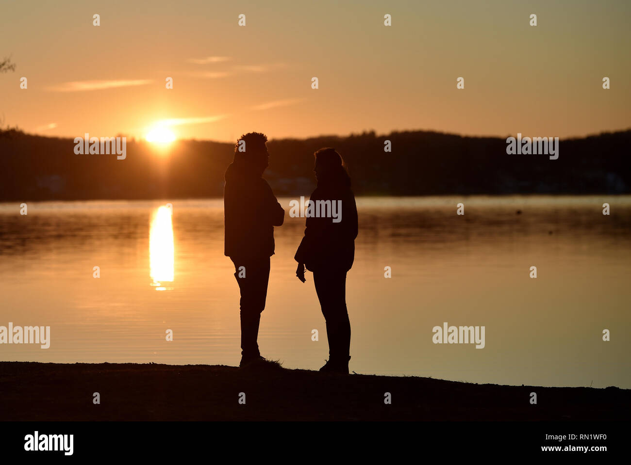 Munich, Allemagne. 16 février 2019, Bavaria, Munich : les marcheurs profiter des derniers rayons du soleil sur le Lac de Starnberg. Photo : Angelika Warmuth/dpa Banque D'Images