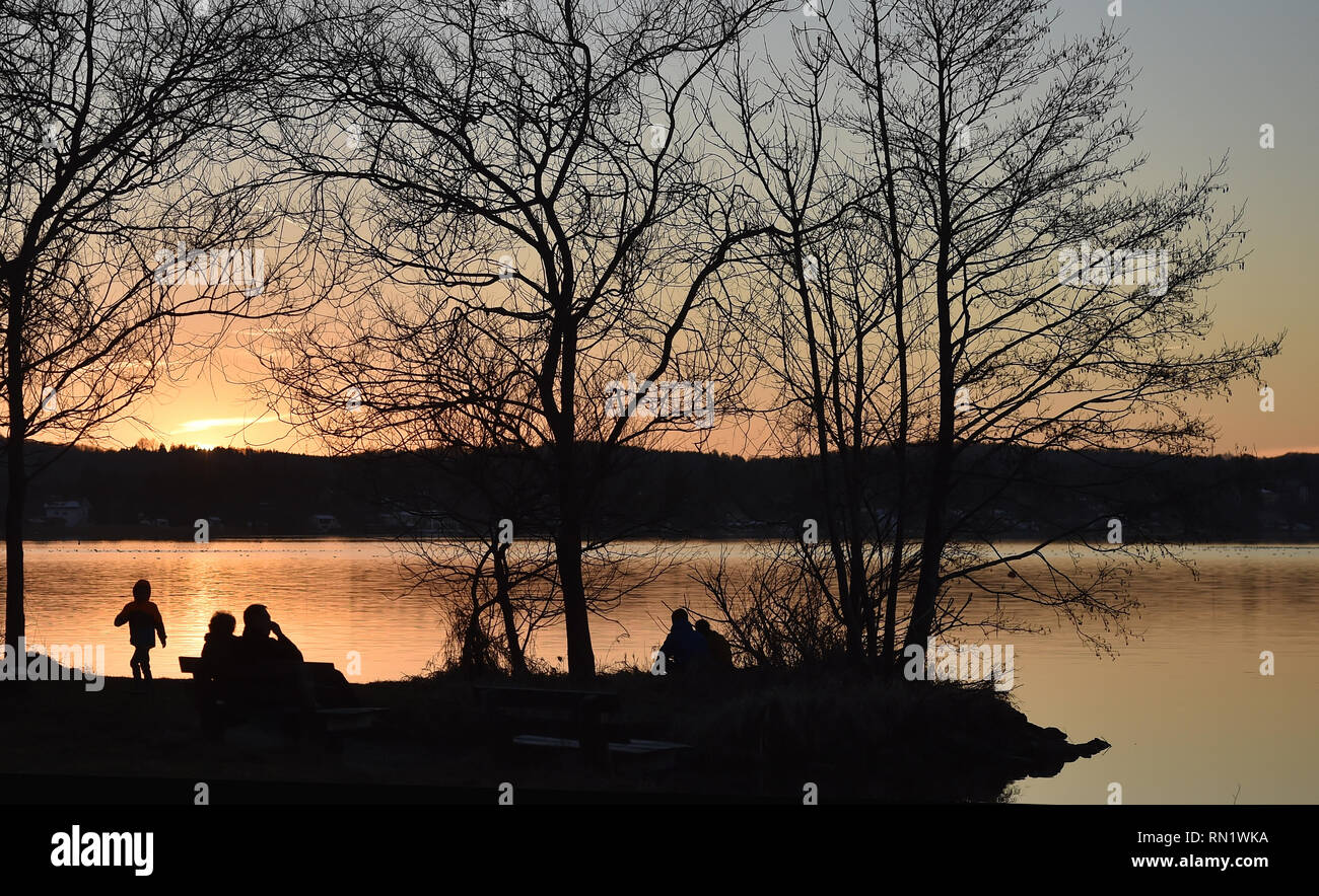Munich, Allemagne. 16 février 2019, Bavaria, Munich : les marcheurs profiter des derniers rayons du soleil sur le Lac de Starnberg. Photo : Angelika Warmuth/dpa Banque D'Images