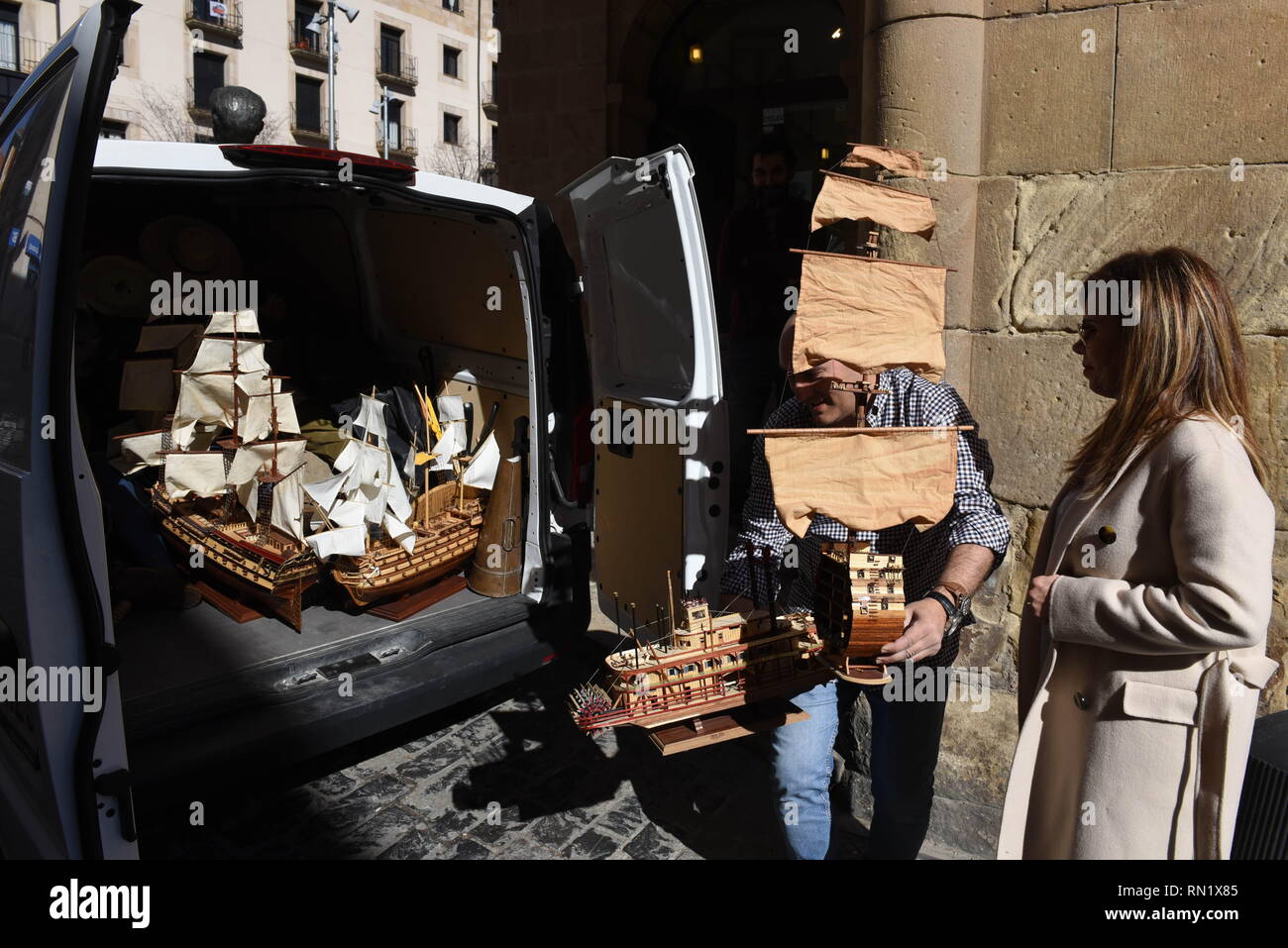 Soria Espagne 16 Fevrier 19 Soria Espagne Un Homme Est Vu Porter Une Replique D Un Bateau A Soria Apres Une Exposition Du 500e Anniversaire De La Premiere Circumnavigation Mondiale Par