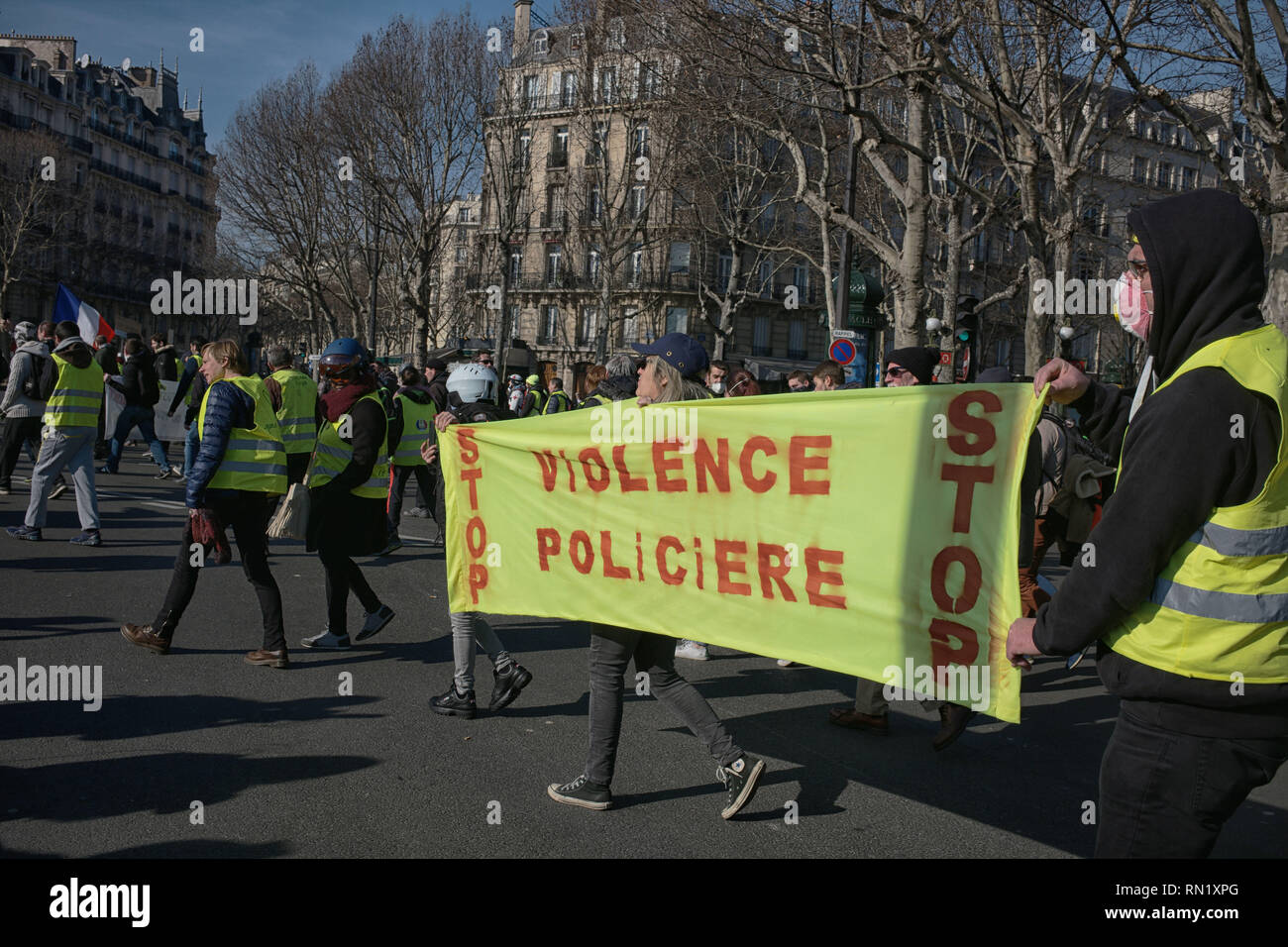 Paris, France. 16 février 2019. Les manifestants protestent contre les violences policières. Des manifestants sont des signes contre la violence policière à des agents de police. Credit : Roger Ankri/Alamy Live News Banque D'Images
