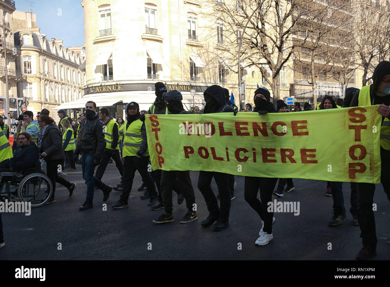 Paris, France. 16 février 2019. Les manifestants protestent contre les violences policières, montrant des signes disant Arrêter Vioence de police. Credit : Roger Ankri/Alamy Live News Banque D'Images