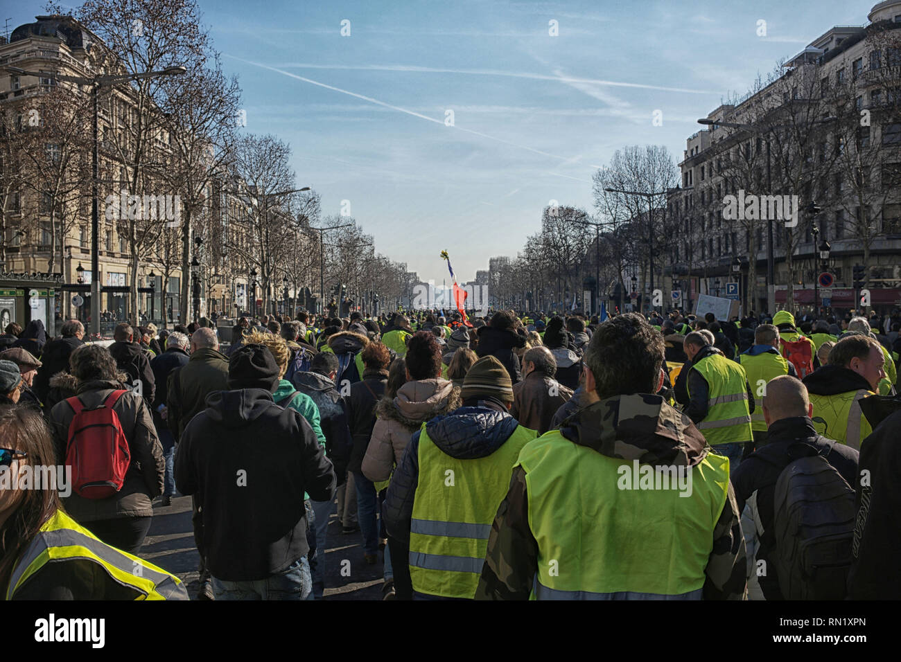 Paris, France. 16 février 2019. Les manifestants protestent contre les violences policières. La démonstration est en cours dans Av Montaigne Crédit : Roger Ankri/Alamy Live News Banque D'Images