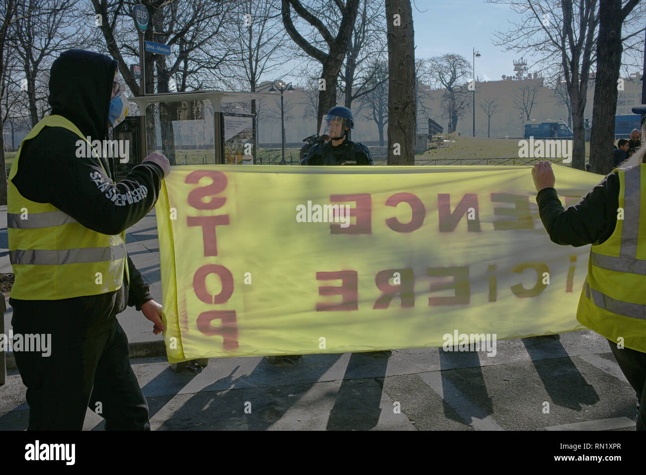 Paris, France. 16 février 2019. Les manifestants protestent contre les violences policières. Des manifestants sont des signes contre la violence policière à des agents de police. Credit : Roger Ankri/Alamy Live News Banque D'Images