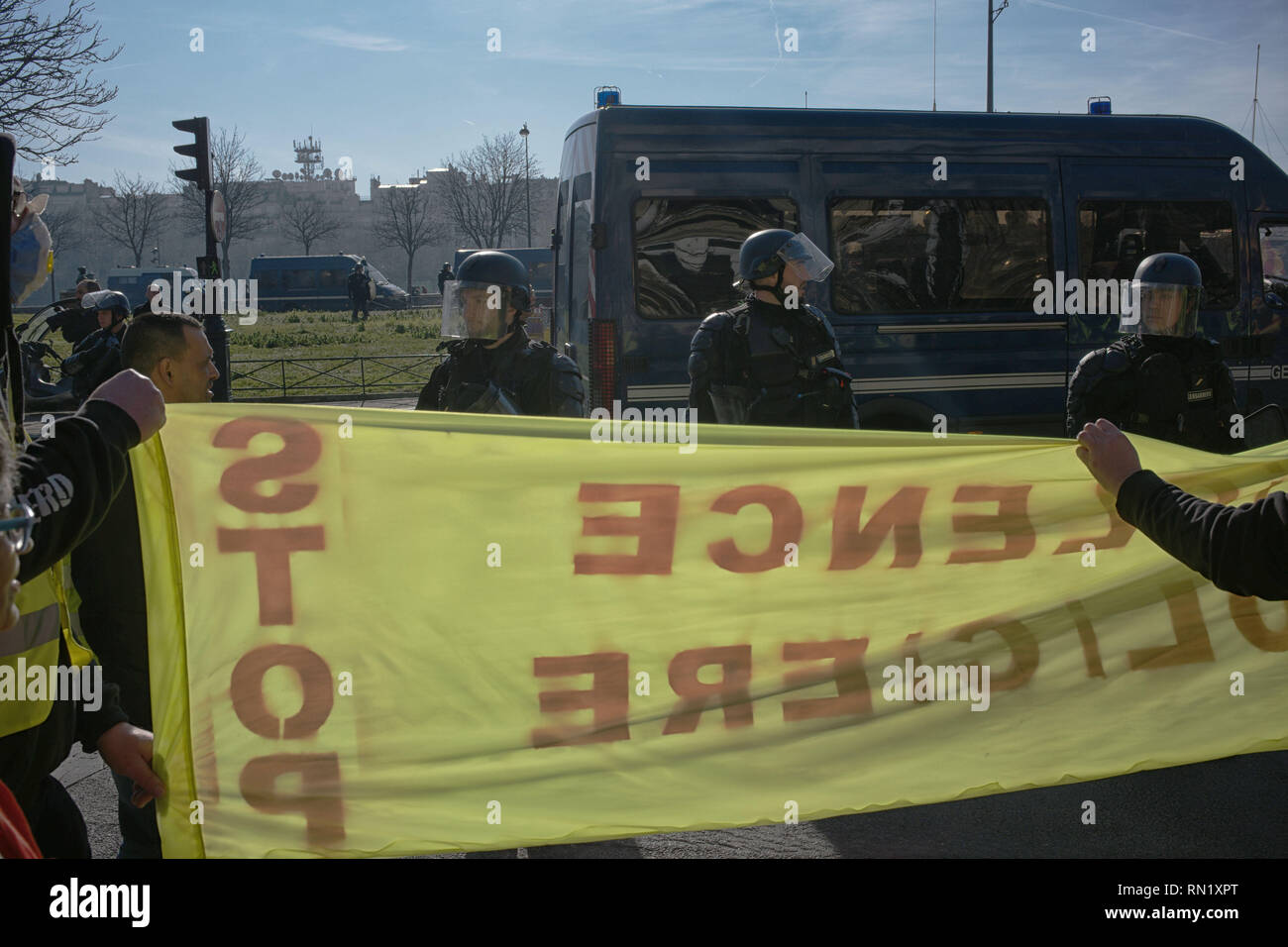 Paris, France. 16 février 2019. Les manifestants protestent contre les violences policières. Des manifestants sont des signes contre la violence policière à des agents de police. Credit : Roger Ankri/Alamy Live News Banque D'Images