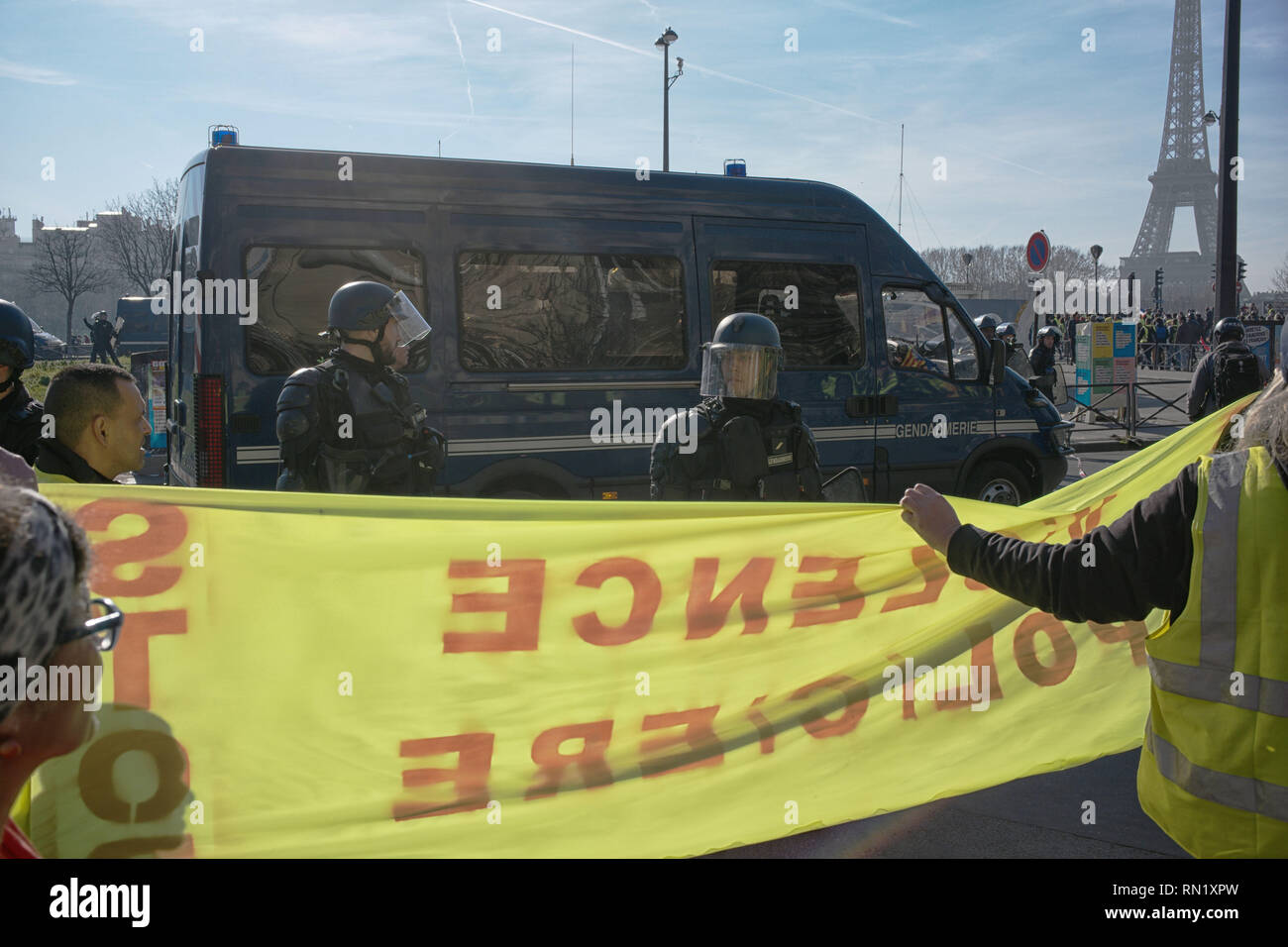 Paris, France. 16 février 2019. Les manifestants protestent contre les violences policières. Des manifestants sont des signes contre la violence policière à des agents de police. Credit : Roger Ankri/Alamy Live News Banque D'Images