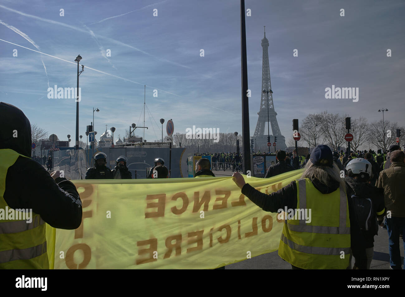 Paris, France. 16 février 2019. Les manifestants protestent contre les violences policières. Des manifestants sont des signes contre la violence policière à des agents de police. Credit : Roger Ankri/Alamy Live News Banque D'Images