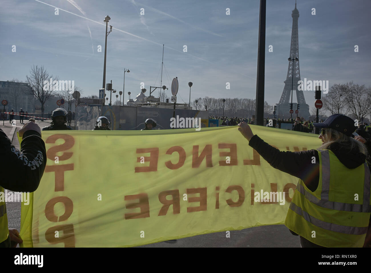 Paris, France. 16 février 2019. Les manifestants protestent contre les violences policières. Des manifestants sont des signes contre la violence policière à des agents de police. Credit : Roger Ankri/Alamy Live News Banque D'Images