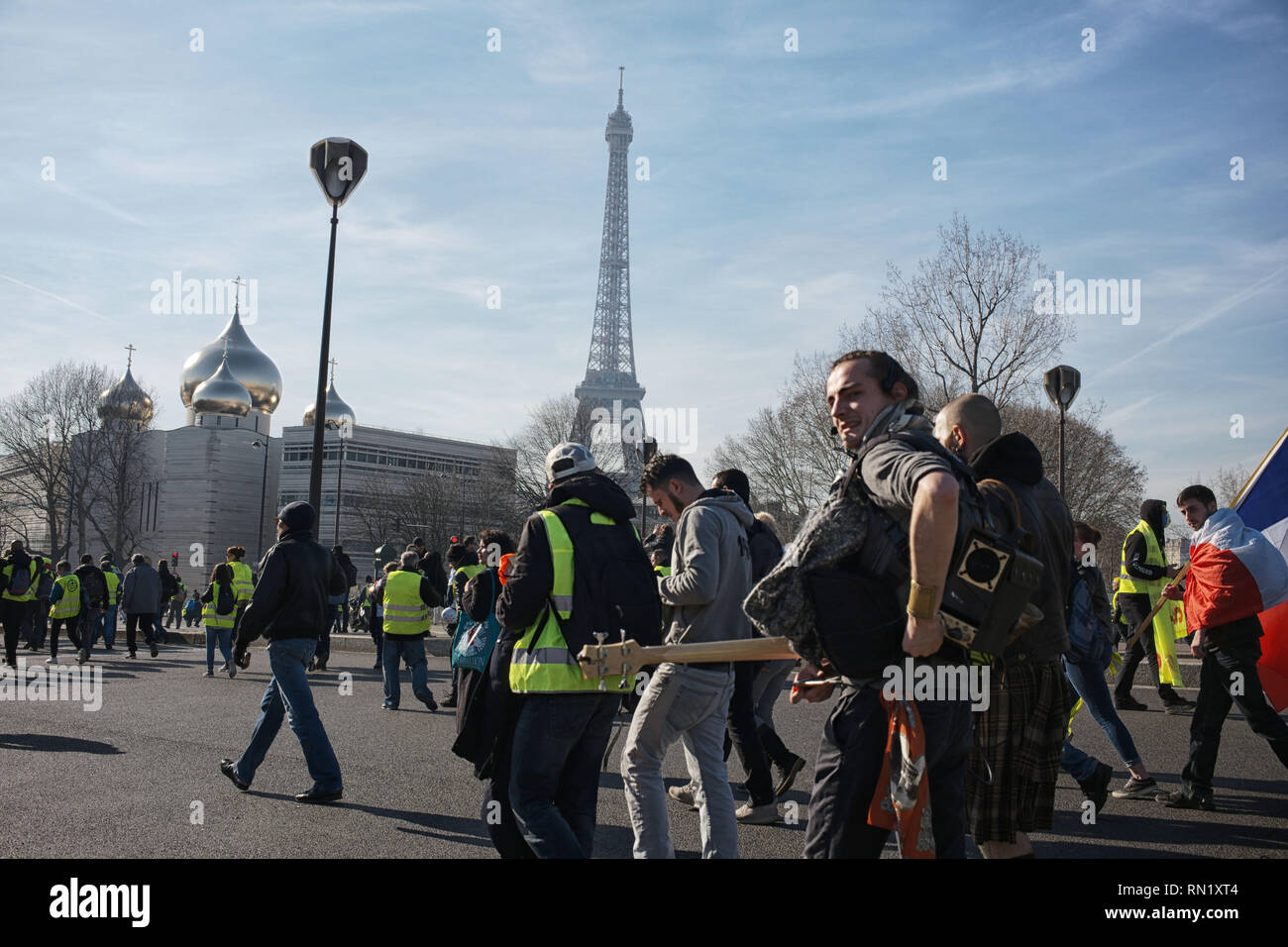 Paris, France. 16 février 2019. Les manifestants protestent contre les violences policières. Des manifestants sont traversant la Seine, au pont d'Alma, en face de la Tour Eiffel : Crédit Roger Ankri/Alamy Live News Banque D'Images