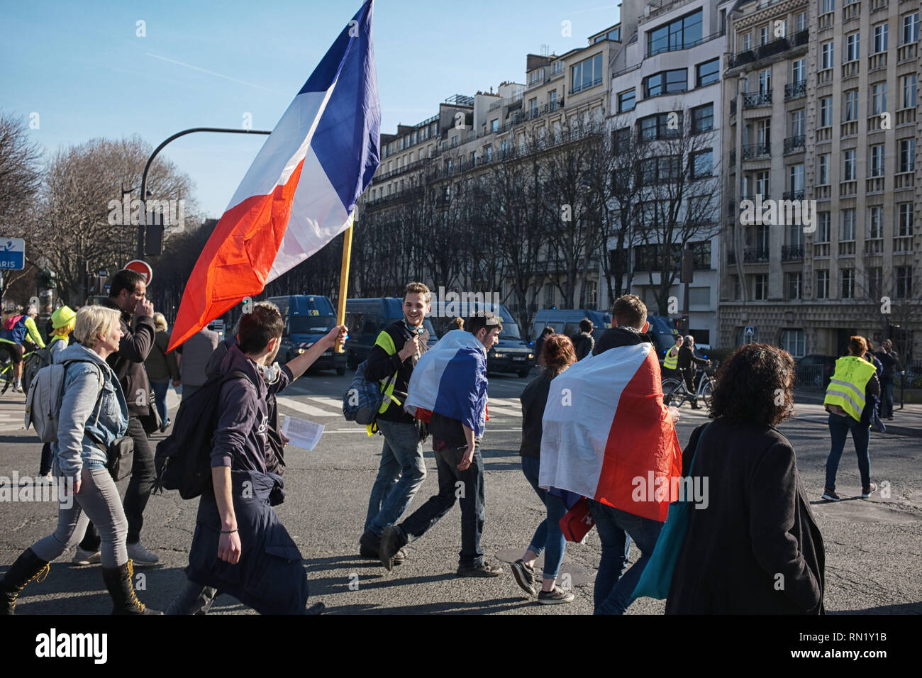 Paris, France. 16 février 2019. Les manifestants protestent contre les violences policières. Des manifestants sont traversant la Seine, au pont d'Alma, en face d'agents de police. Credit : Roger Ankri/Alamy Live News Banque D'Images