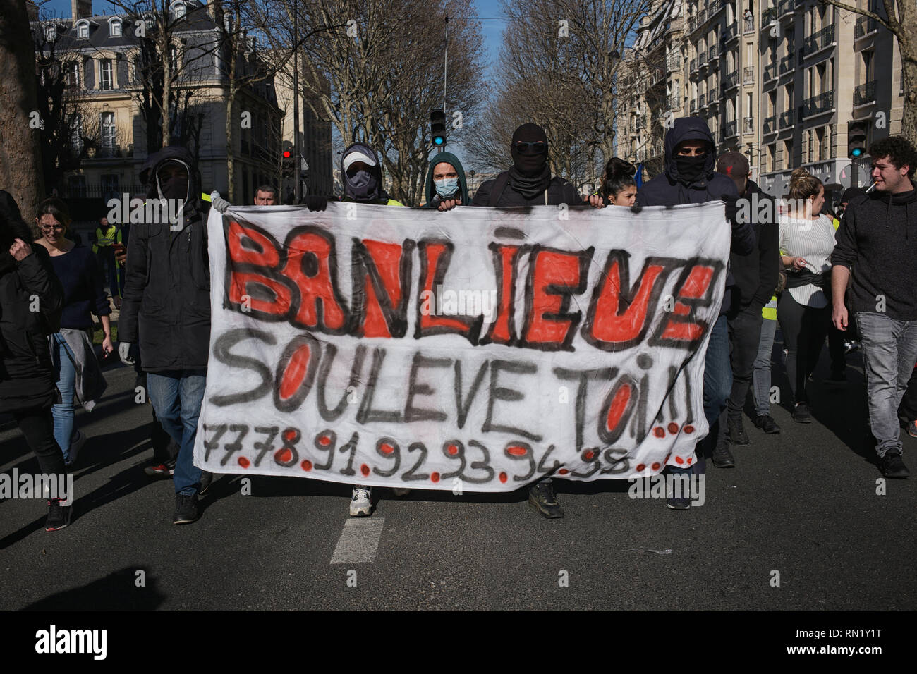Paris, France. 16 février 2019. Les manifestants protestent contre les violences policières. Des manifestants sont également en venant de Paris, subborbs montrant leurs signes. Credit : Roger Ankri/Alamy Live News Banque D'Images