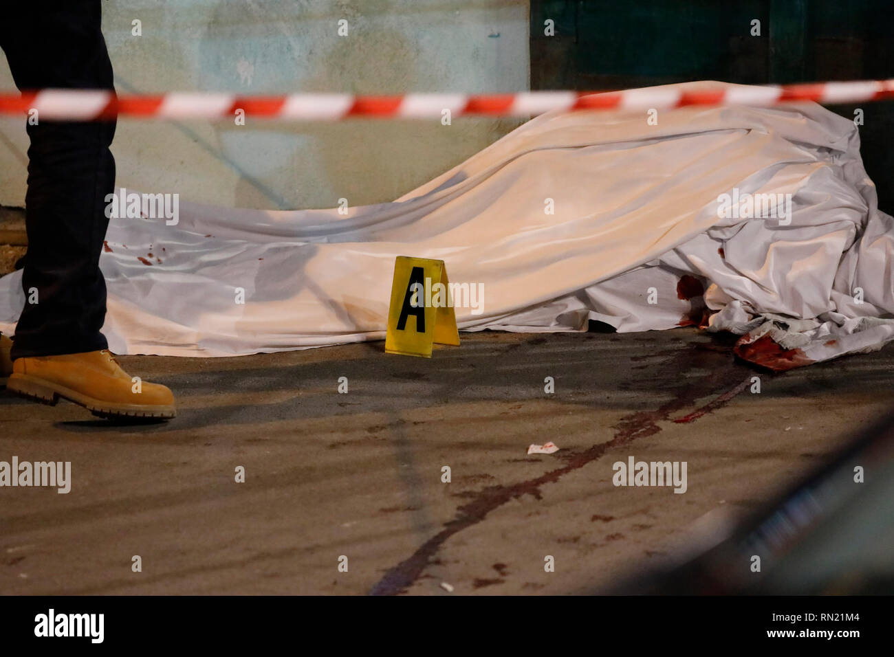 Foto Fabio Sasso/LaPresse16-02-2019 Napoli, ItaliaCronacaUna nel mercato ittico esecuzione di Mugnano (Napoli). Giovanni Pianese, 63 anni, venditore ambulante &# xe8 ; stato ucciso con un colpo alla testa questa sera. L'omicidio &# xe8 ; non avvenuto lontano dalla abitazione della vittima, tra via Mercato e Via Aldo Moro. Sul posto i carabinieri della Compagnia di Marano.Nella foto : il corpo di Giovanni Pianese Banque D'Images