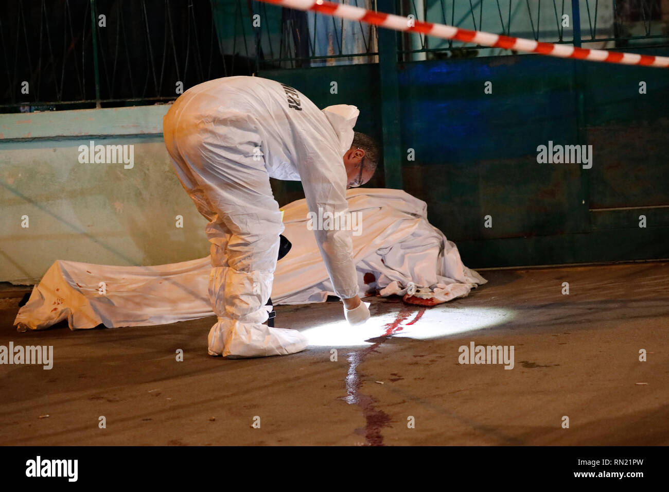 Foto Fabio Sasso/LaPresse16-02-2019 Napoli, ItaliaCronacaUna nel mercato ittico esecuzione di Mugnano (Napoli). Giovanni Pianese, 63 anni, venditore ambulante &# xe8 ; stato ucciso con un colpo alla testa questa sera. L'omicidio &# xe8 ; non avvenuto lontano dalla abitazione della vittima, tra via Mercato e Via Aldo Moro. Sul posto i carabinieri della Compagnia di Marano.Nella foto : il corpo di Giovanni Pianese Banque D'Images