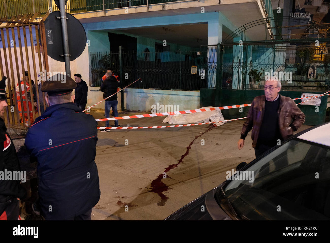 Foto Fabio Sasso/LaPresse16-02-2019 Napoli, ItaliaCronacaUna nel mercato ittico esecuzione di Mugnano (Napoli). Giovanni Pianese, 63 anni, venditore ambulante &# xe8 ; stato ucciso con un colpo alla testa questa sera. L'omicidio &# xe8 ; non avvenuto lontano dalla abitazione della vittima, tra via Mercato e Via Aldo Moro. Sul posto i carabinieri della Compagnia di Marano.Nella foto : il corpo di Giovanni Pianese Banque D'Images