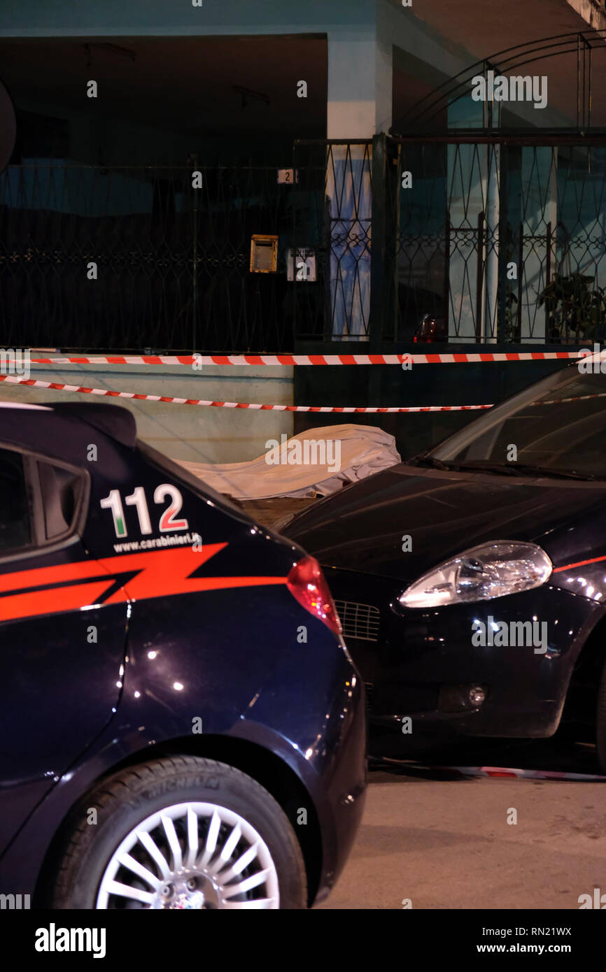 Foto Fabio Sasso/LaPresse16-02-2019 Napoli, ItaliaCronacaUna nel mercato ittico esecuzione di Mugnano (Napoli). Giovanni Pianese, 63 anni, venditore ambulante &# xe8 ; stato ucciso con un colpo alla testa questa sera. L'omicidio &# xe8 ; non avvenuto lontano dalla abitazione della vittima, tra via Mercato e Via Aldo Moro. Sul posto i carabinieri della Compagnia di Marano.Nella foto : il corpo di Giovanni Pianese, i carabinieri sul luogo dell'omicidio Banque D'Images