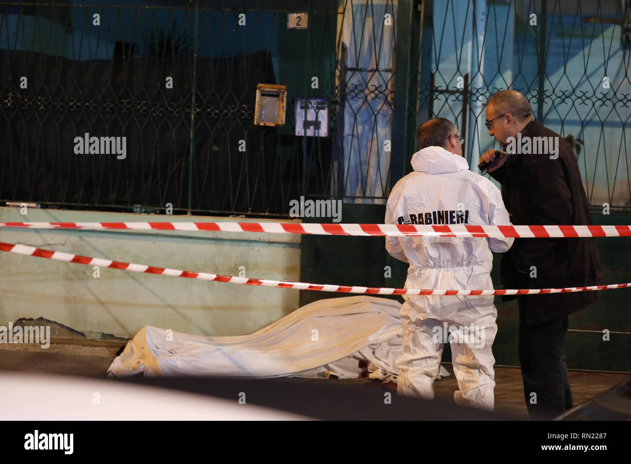 Agguato mortale a Mugnano. Un Ucciso colpi di operatore onu pistola del mercato ittico di Via Pietro Nenni. 16 Février, 2019. L'uomo, Giovanni Pianese,¨ Ã stato colpito con un colpo alla testa ed Ã¨ morto sul colpo. Cronaca en foto il corpo di Giovanni Pianese. Crédit : Fabio Sasso/ZUMA/Alamy Fil Live News Banque D'Images