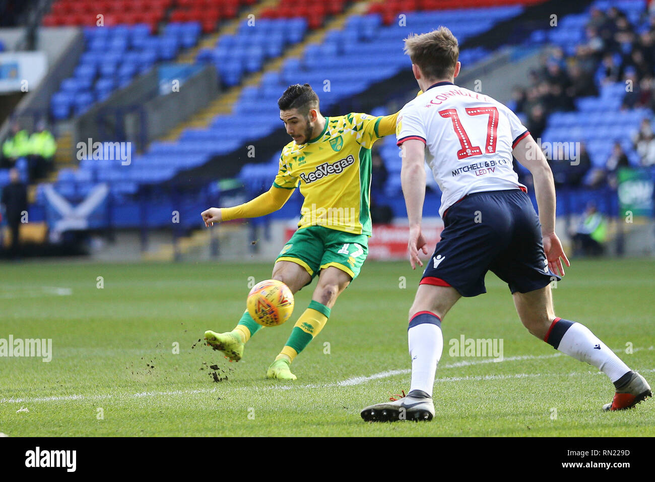 Ime Buendia de Norwich City tire au but mais voit son effort enregistré. Match de championnat Skybet EFL, Bolton Wanderers v Norwich City à l'Université de Bolton Stadium à Bolton, Lancs le samedi 16 février 2019. Ce droit ne peut être utilisé qu'à des fins rédactionnelles. Usage éditorial uniquement, licence requise pour un usage commercial. Aucune utilisation de pari, de jeux ou d'un seul club/ligue/dvd publications. Photos par Chris Stading/Andrew Orchard la photographie de sport/Alamy live news Banque D'Images