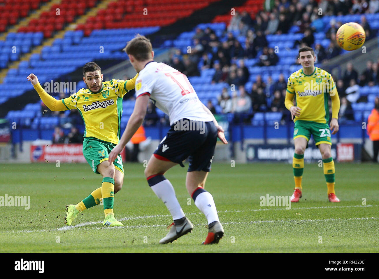 Ime Buendia de Norwich City tire au but mais voit son effort enregistré. Match de championnat Skybet EFL, Bolton Wanderers v Norwich City à l'Université de Bolton Stadium à Bolton, Lancs le samedi 16 février 2019. Ce droit ne peut être utilisé qu'à des fins rédactionnelles. Usage éditorial uniquement, licence requise pour un usage commercial. Aucune utilisation de pari, de jeux ou d'un seul club/ligue/dvd publications. Photos par Chris Stading/Andrew Orchard la photographie de sport/Alamy live news Banque D'Images