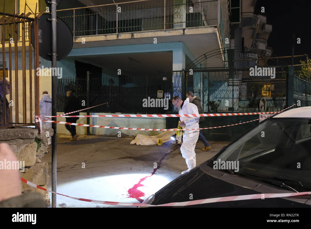 Agguato mortale a Mugnano. Un Ucciso colpi di operatore onu pistola del mercato ittico di Via Pietro Nenni. 16 Février, 2019. L'uomo, Giovanni Pianese,¨ Ã stato colpito con un colpo alla testa ed Ã¨ morto sul colpo. Cronaca en foto il corpo di Giovanni Pianese. Crédit : Fabio Sasso/ZUMA/Alamy Fil Live News Banque D'Images