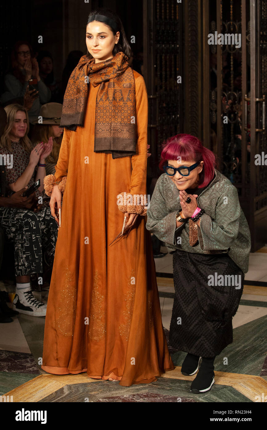 La Semaine de la mode de Londres : l'Indonésie Fashion show Showcase a eu lieu aujourd'hui à la mode du Scoutisme, franc-maçon's Hall, Covent Garden, Londres, Royaume-Uni. Designer Nila Baharuddin prend un arc avec un de ses modèles. Les dessins de Nila's Jewel De Sriwijaya collection Royaume fermé la vitrine de l'Indonésie avec leurs couleurs et textures accompagnée par la suppression des accessoires de cheveux et d'ongles. 16 février 2019. Crédit : Antony l'ortie/Alamy Live News Banque D'Images