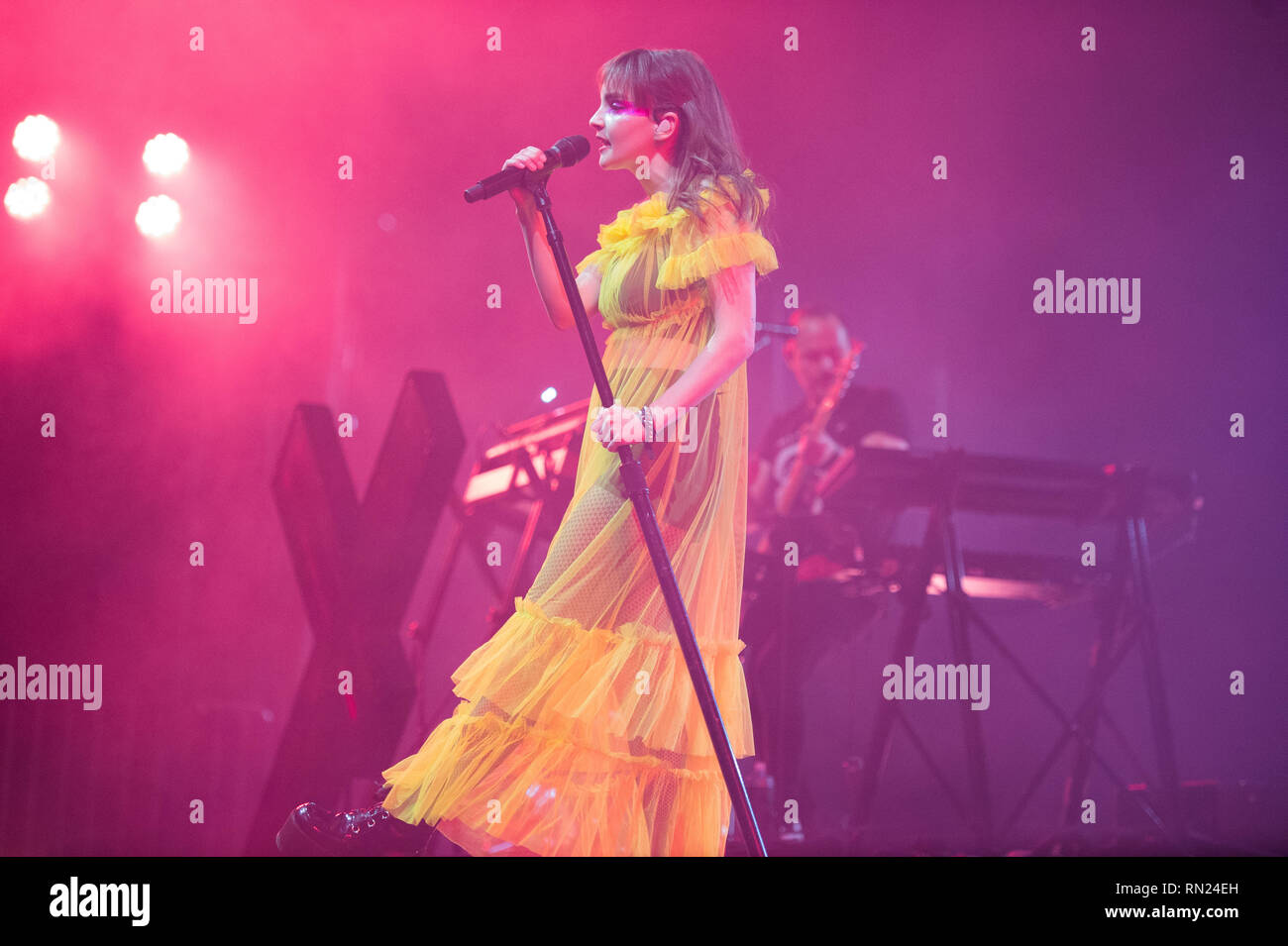 Glasgow, Royaume-Uni. 16 février 2019. Lauren Mayberry (avant) et Iain Cook (retour) de pop Airbourne en concert à l'Arena de Glasgow Hydro d'ESS. Crédit : Colin Fisher/Alamy Live News Banque D'Images