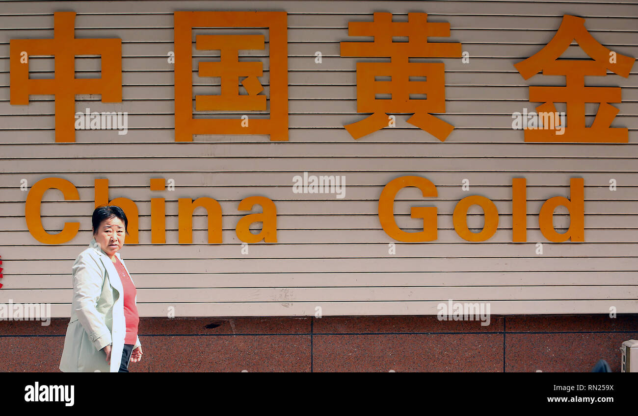 Dunhuang, Gansu, Chine. Sep 30, 2018. Chine chinois devant une boutique de bijoux en or à Dunhuang, Province de Gansu, le 30 septembre 2018. Fortement en concurrence avec jade et diamants, l'or est l'une des façons les plus privilégié de montrer l'amour, l'état, le respect et le pouvoir. La Chine est le premier pays consommateur et producteur d'or. Crédit : Stephen Shaver/ZUMA/Alamy Fil Live News Banque D'Images