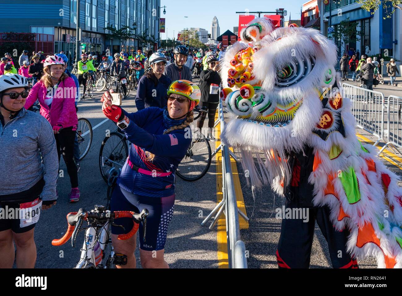 Los Angeles, USA. 16 Février, 2019. Une femme prend une danse du lion avec selfies interprète à Los Angeles Chinatown Firecracker Run 2019 à Los Angeles, aux États-Unis, 16 février 2019. Credit : Qian Weizhong/Xinhua/Alamy Live News Banque D'Images