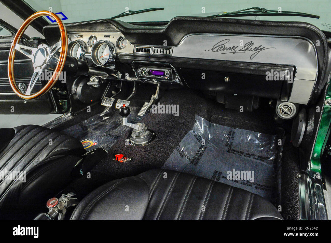 Feb 11, 2019 : 1967 Ford Shelby GT500e dans sa peinture d'origine et la signature authentique de Carroll Shelby au-dessus de la boîte à gants Albert Pena/CSM Banque D'Images