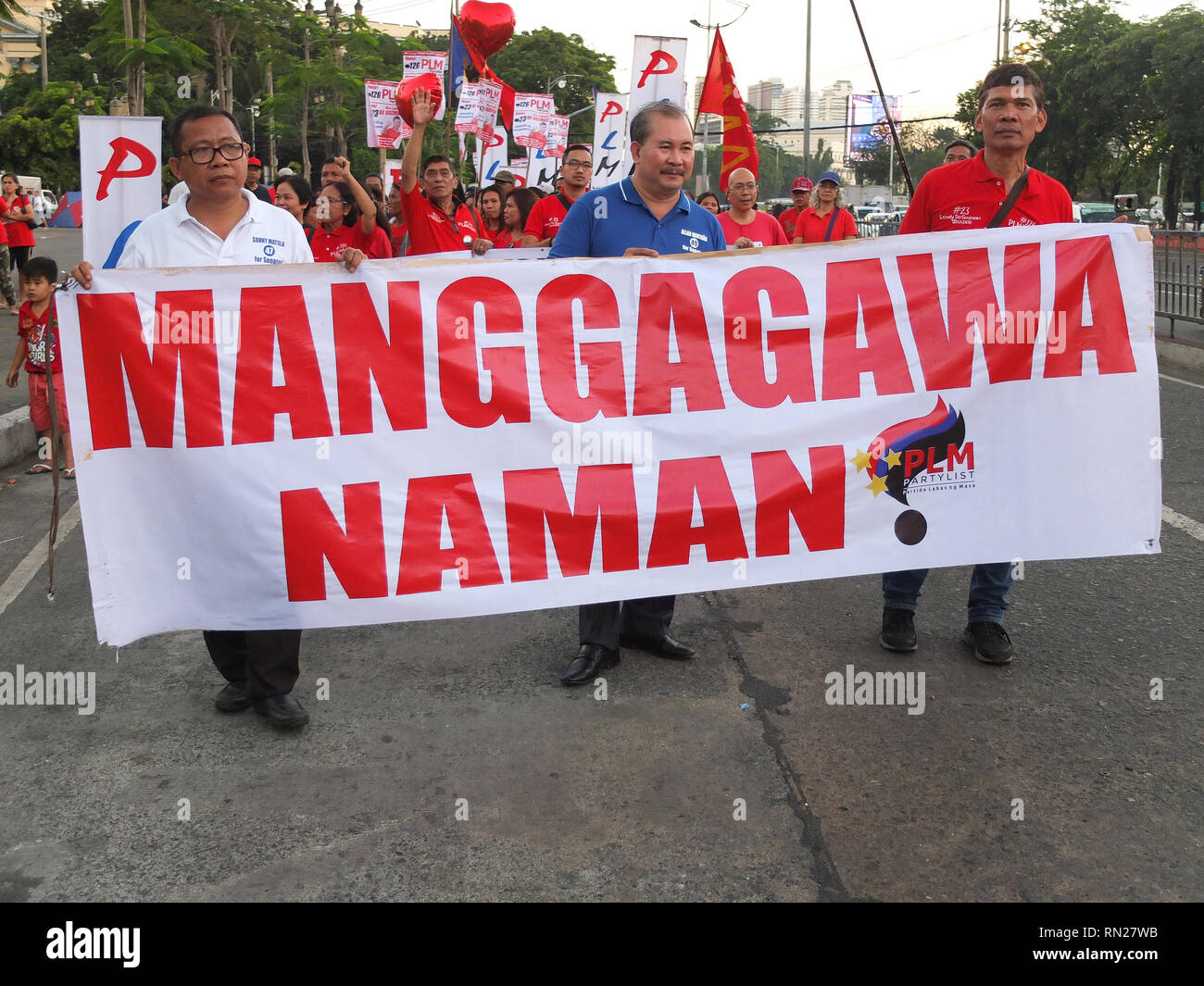 (De G à D) Neri Colmenares, Allan Montano et leader syndical Leody de Guzman vu tenant une grande banderole pendant le rallye. Le travail 'gagner' une coalition de dirigeants syndicaux d'exécution pour le Sénat, a indiqué qu'ils sont les seuls à avoir le "vrai" d'identification à faire pression pour des politiques pro-pauvres contrairement aux autres candidats pour cette année d'élections. l'policial party 'Partido Lakas ng ng Masa' offre eux-mêmes comme alternatives dans les élections de cette année. Ils disent qu'ils n'appartiennent pas à l'autre l'administration ou de l'opposition Banque D'Images