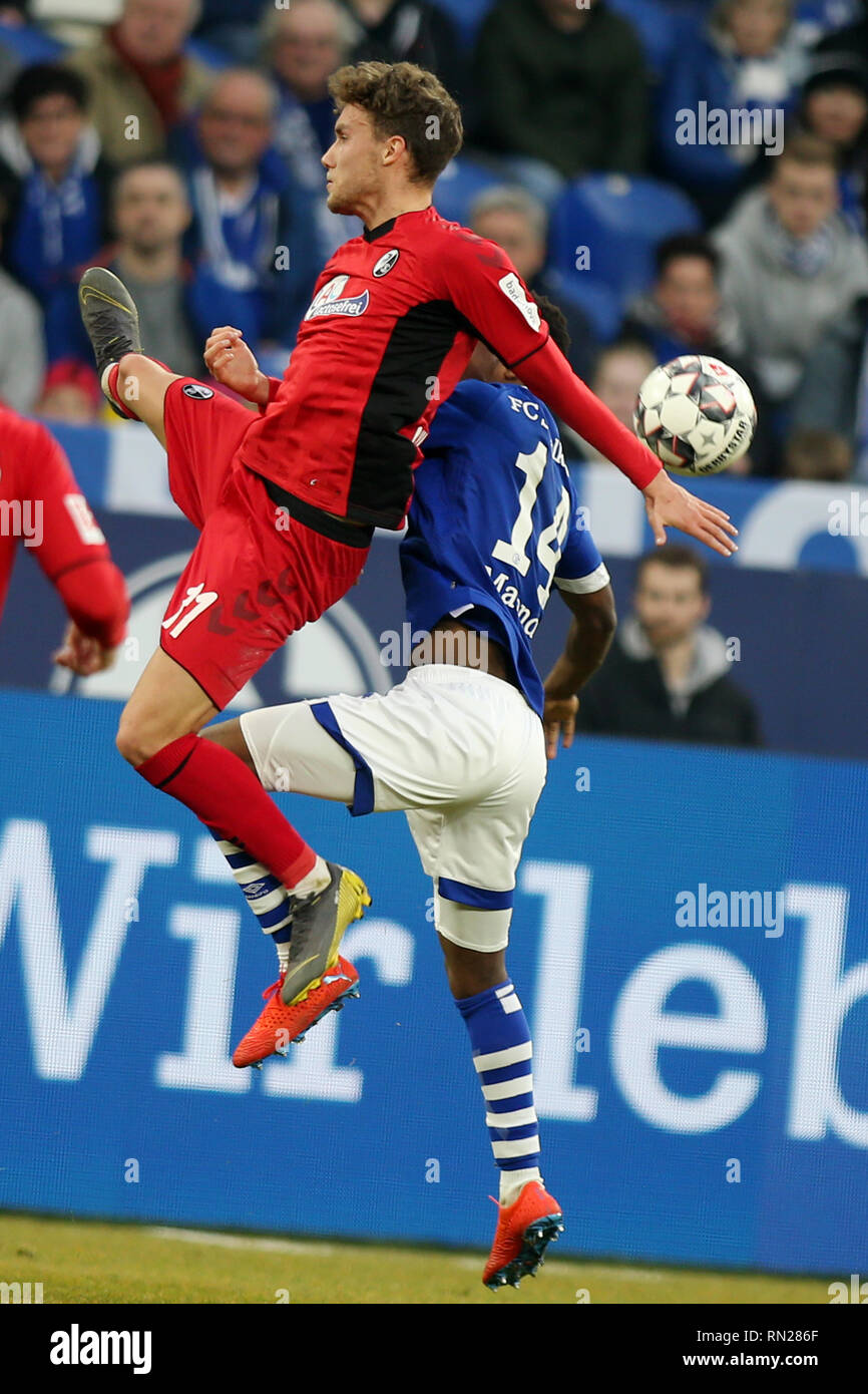 Le rabbin Matondo de Schalke 04, droite, et Fribourg Luca Waldschmidt sont vus en action au cours de la Bundesliga match de football entre le FC Schalke 04 et SC Freiburg au Veltins Arena, Gelsenkrchen-. ( Score final ; SC Freiburg 0:0 FC Schalke 04 ) Banque D'Images