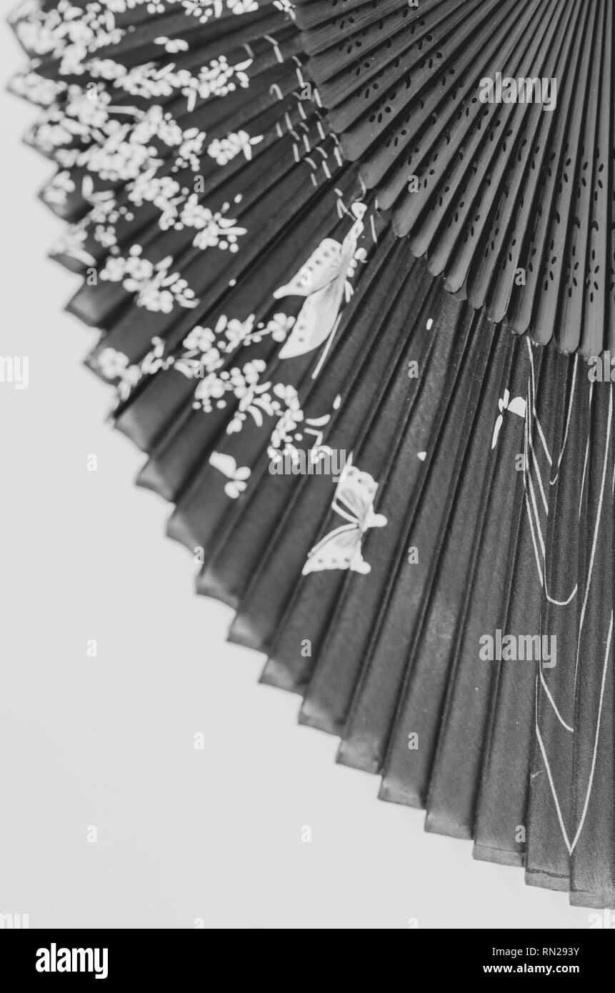 Thème floral bleu foncé ouvert décoré de poche ventilateur pliant Banque D'Images