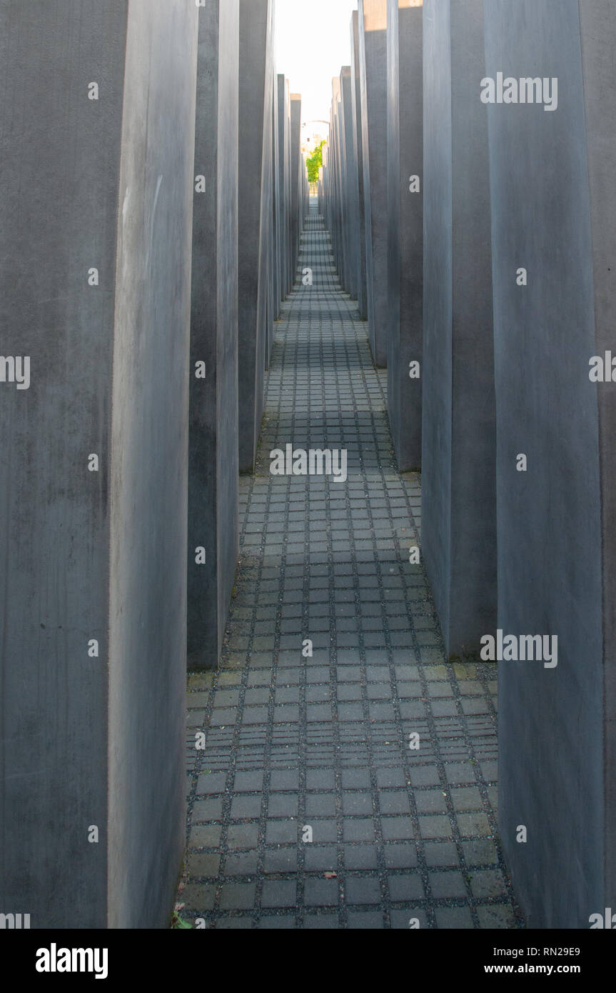 Berlin, Allemagne - 10 mai 2016 : le mémorial de l'Holocauste à Berlin a été érigée pour rappeler les atrocités dans les camps de la mort allemands PENDANT LA SECONDE GUERRE MONDIALE Banque D'Images