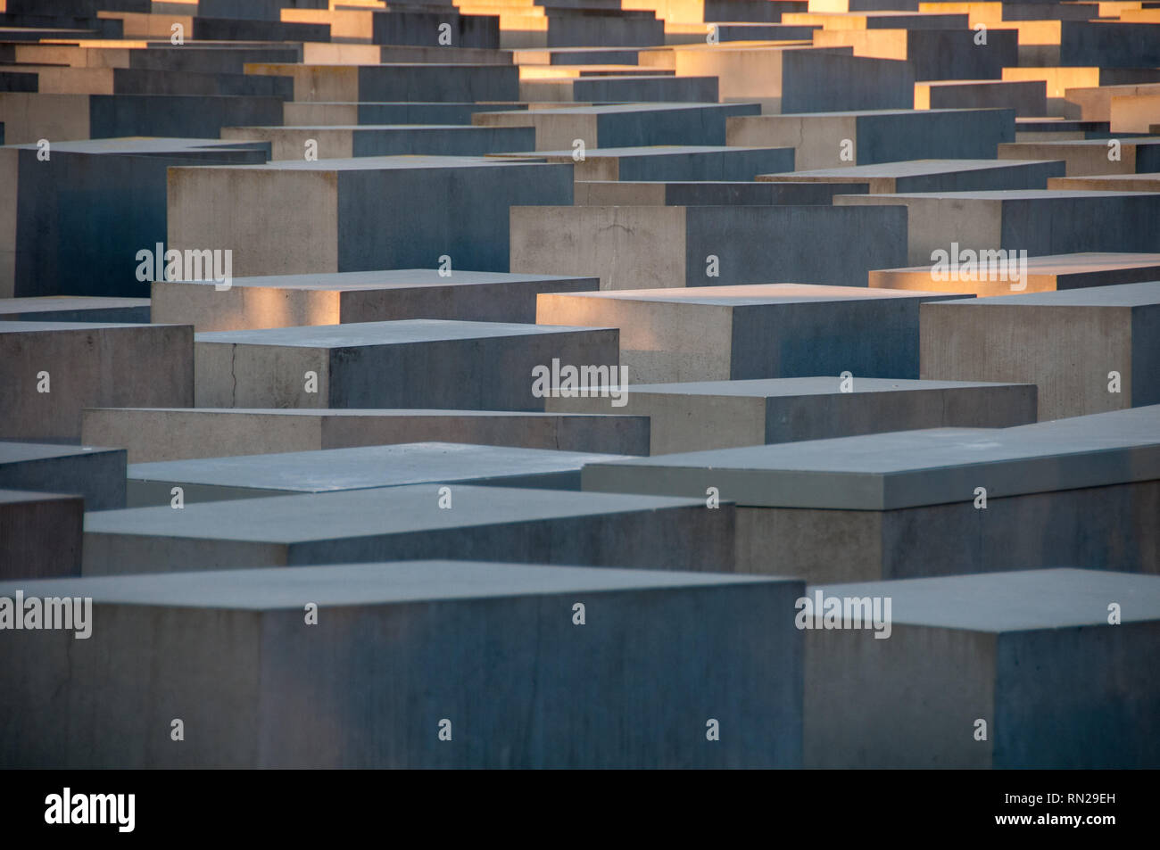 Berlin, Allemagne - 10 mai 2016 : le mémorial de l'Holocauste à Berlin a été érigée pour rappeler les atrocités dans les camps de la mort allemands PENDANT LA SECONDE GUERRE MONDIALE Banque D'Images