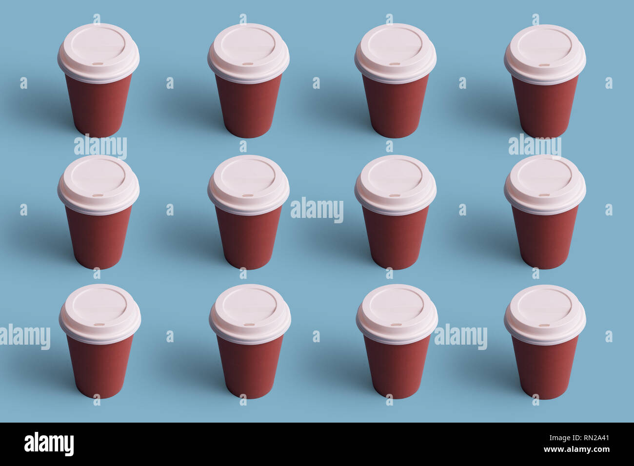 Tasses à café jetables organisé en une ligne sur fond bleu Banque D'Images