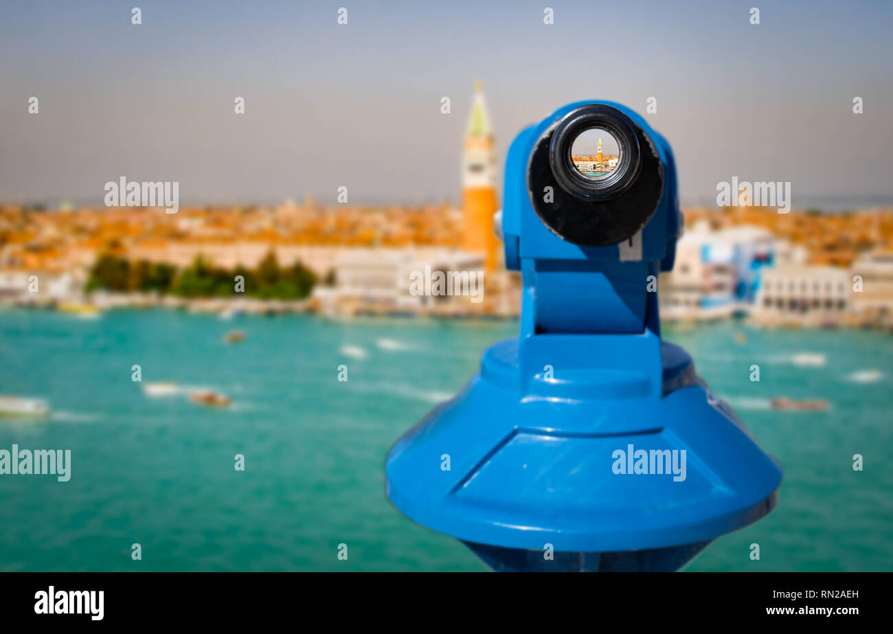 Vue panoramique de Venise vue à travers un télescope d'oculaire bleu Banque D'Images