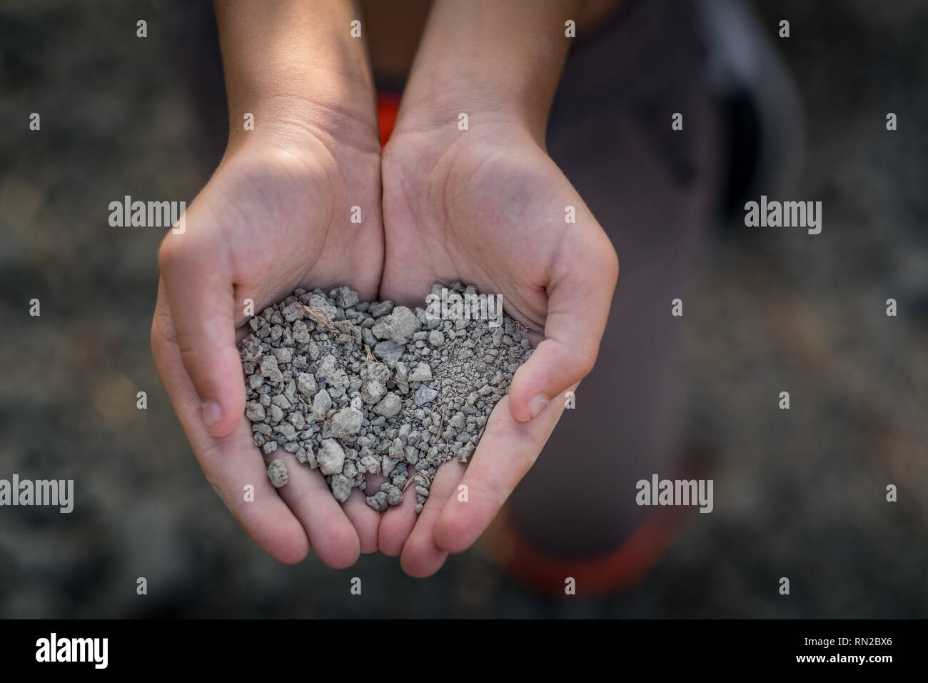 PASTINA, Pise, Italie - 10 août 2018 : mains montrent le sol pour la production de vin dans la vallée entre l'ancien village de la province de Pi Banque D'Images