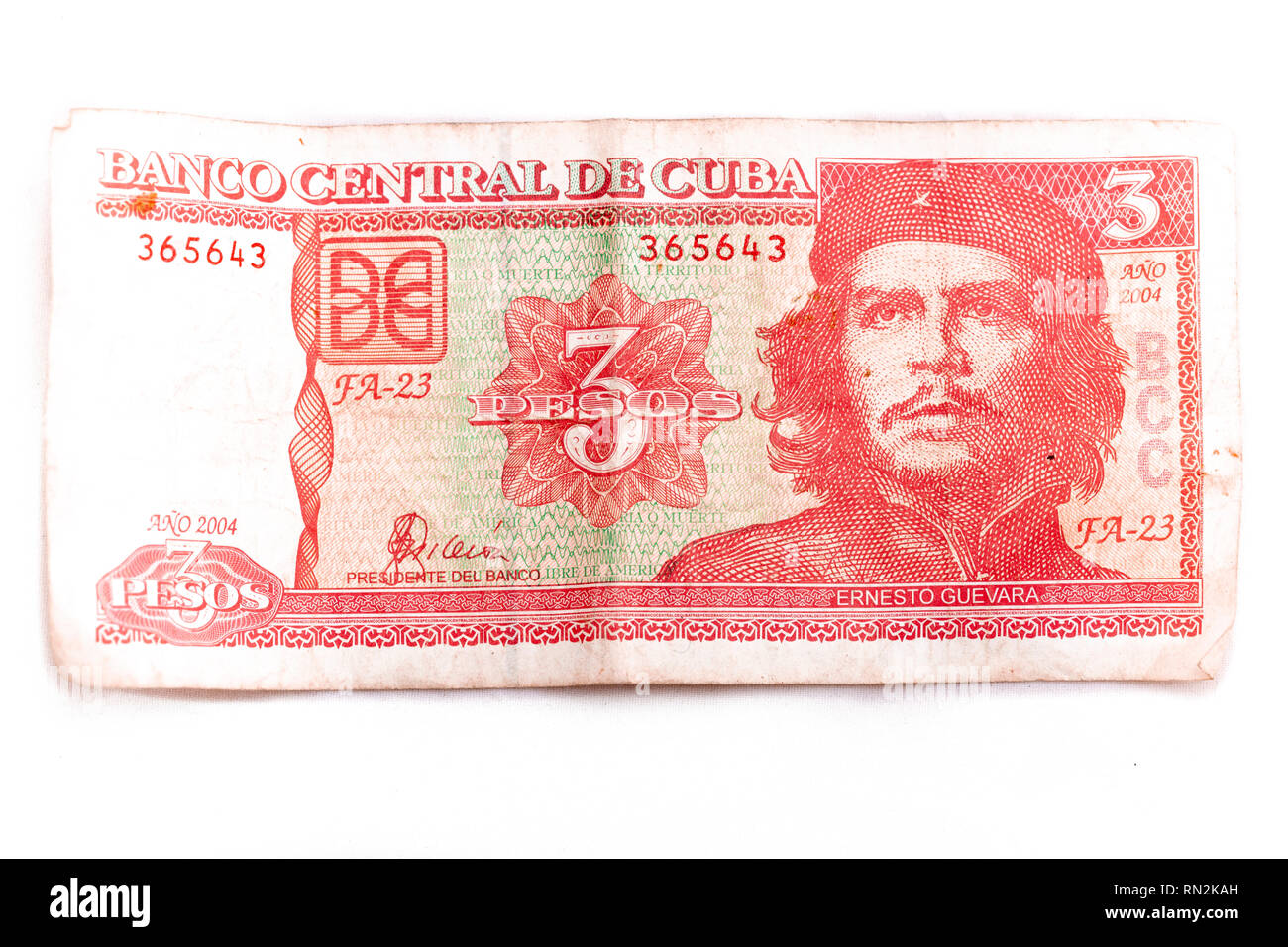 L'image avant d'un billet de 3 pesos cubains à l'image de Che Guevara sur fond blanc Banque D'Images