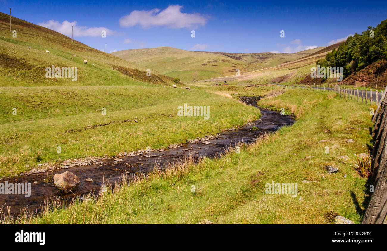 Le Leithin l'eau serpente à travers le paysage vallonné des collines près de Inverleithin Moorfoot en Ecosse de hautes terres du Sud. Banque D'Images