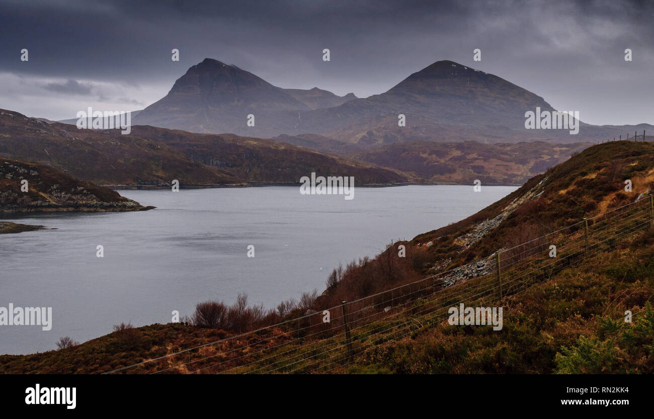 Quinag mountain est enveloppé dans le rail en dreich météo à Kylesku dans le nord-ouest des Highlands d'Écosse. Banque D'Images