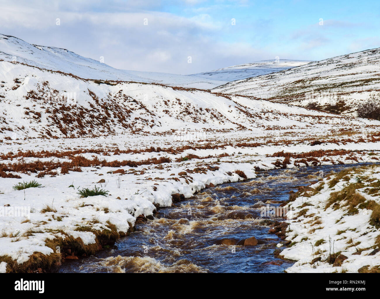 La neige se trouve sur les champs et les montagnes le long de la rivière Helmsdale dans la vallée de Kildonan Strath à Sutherland dans l'extrême nord des Highlands d'Écosse. Banque D'Images