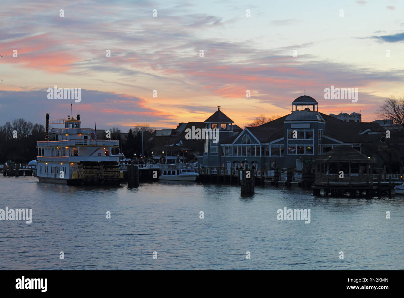 Bateaux, sur les toits de la ville et le front de mer d'Alexandrie, en Virginie, vu de la mer au coucher du soleil Banque D'Images