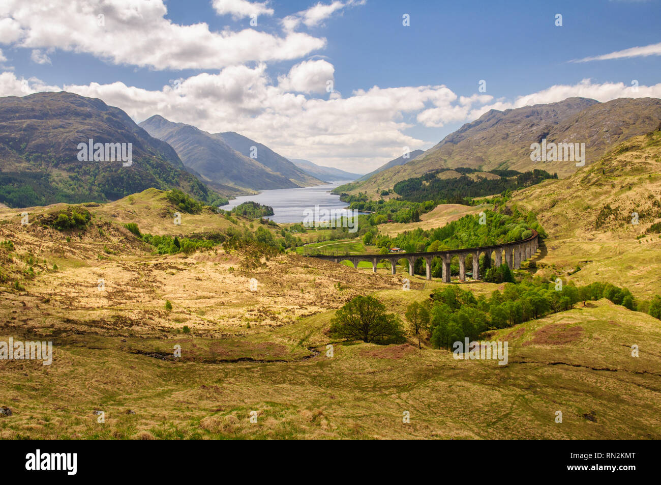 Le viaduc de Glenfinnan porte la ligne de chemin de fer West Highland haut au-dessus de la vallée à côté de l'Églefin Glen lochs et montagnes de l'Écosse. Banque D'Images