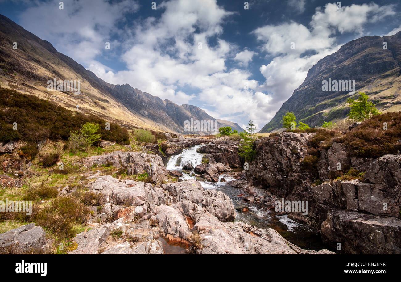 La rivière de l'Europe coule sur les cascades rocheuses dans la vallée de Glen Coe sous les montagnes de l'ouest des Highlands d'Écosse. Banque D'Images