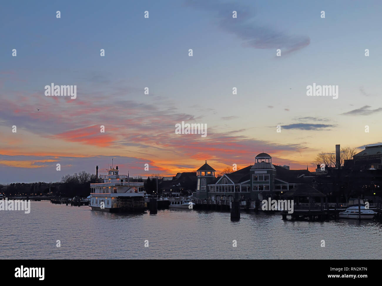 Bateaux, sur les toits de la ville et le front de mer d'Alexandrie, en Virginie, vu de la mer au coucher du soleil Banque D'Images