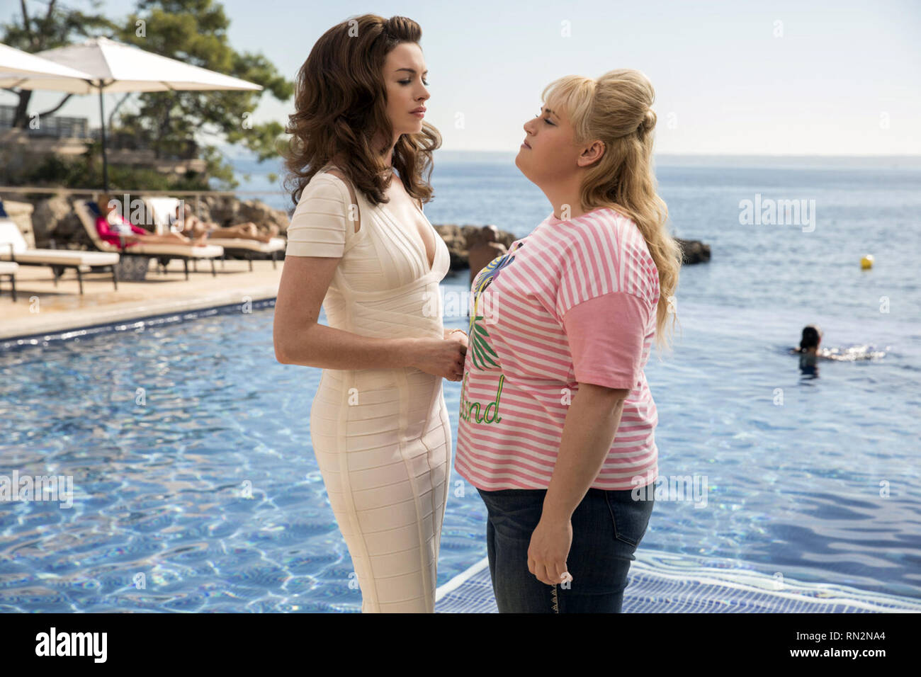 L'agitation est un film américain réalisé par Chris Addison et écrit par Jac Schaeffer. C'est une femme-centré remake de 1988 du film Dirty Rotten Scoundrels. Le film étoiles Rebel Wilson, Anne Hathaway, et Alex Sharp. Cette photographie est fourni pour un usage éditorial uniquement et est l'auteur du film company et/ou de l'espace attribué par le photographe ou film société de production. Banque D'Images