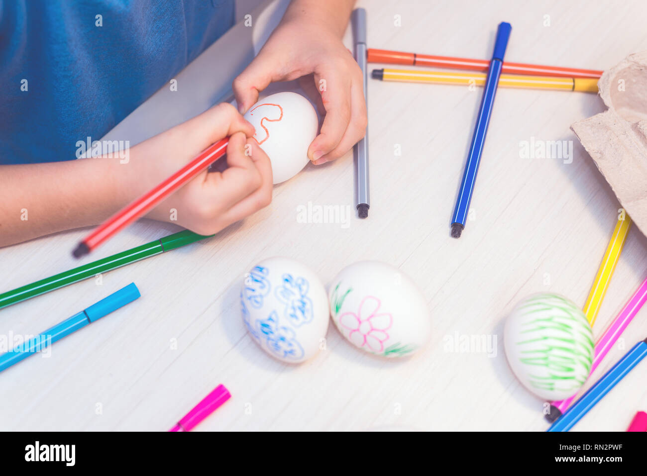 Les oeufs de Pâques peints par enfant à la main Banque D'Images
