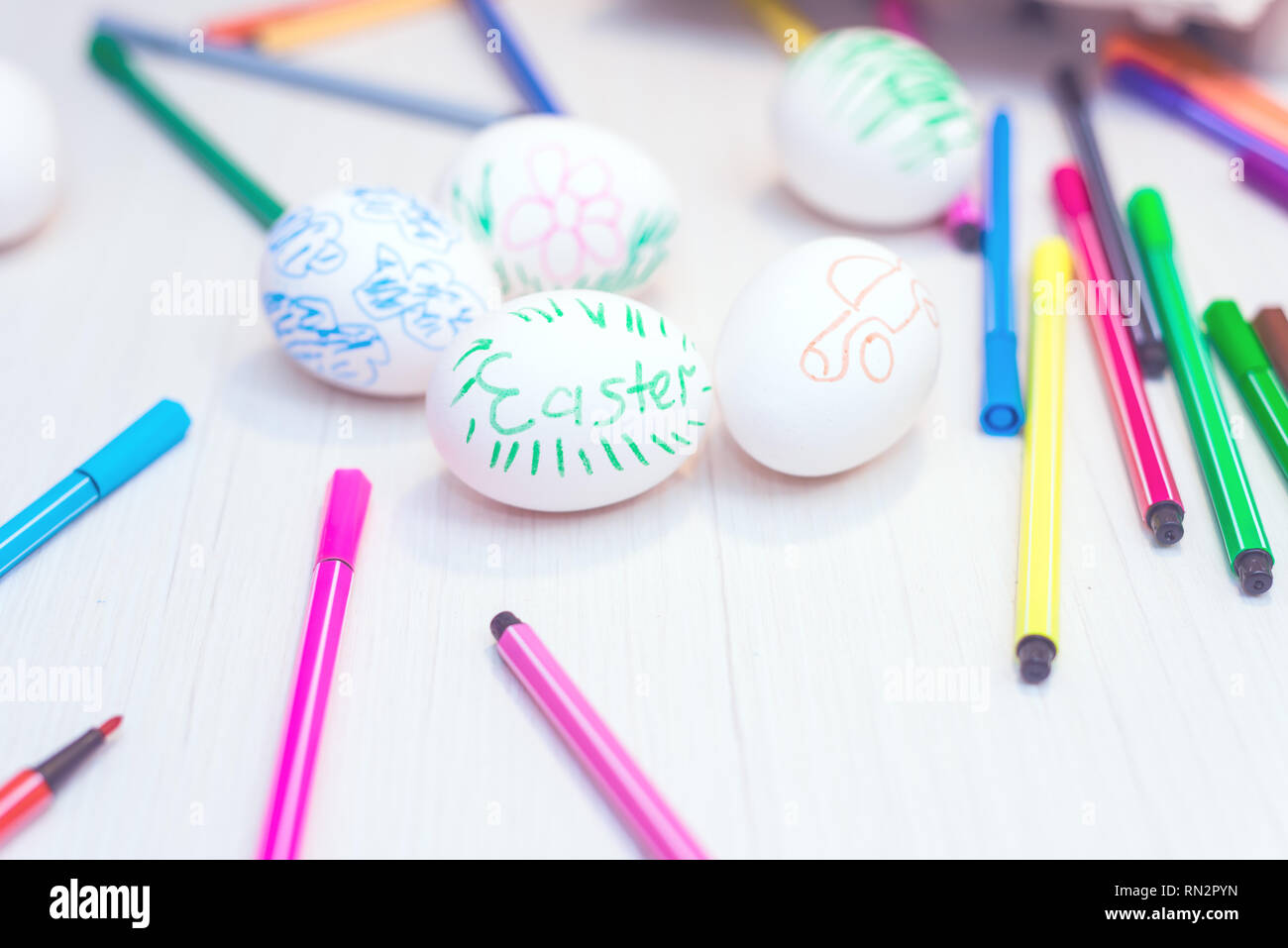Les oeufs de Pâques peints par enfant à la main Banque D'Images