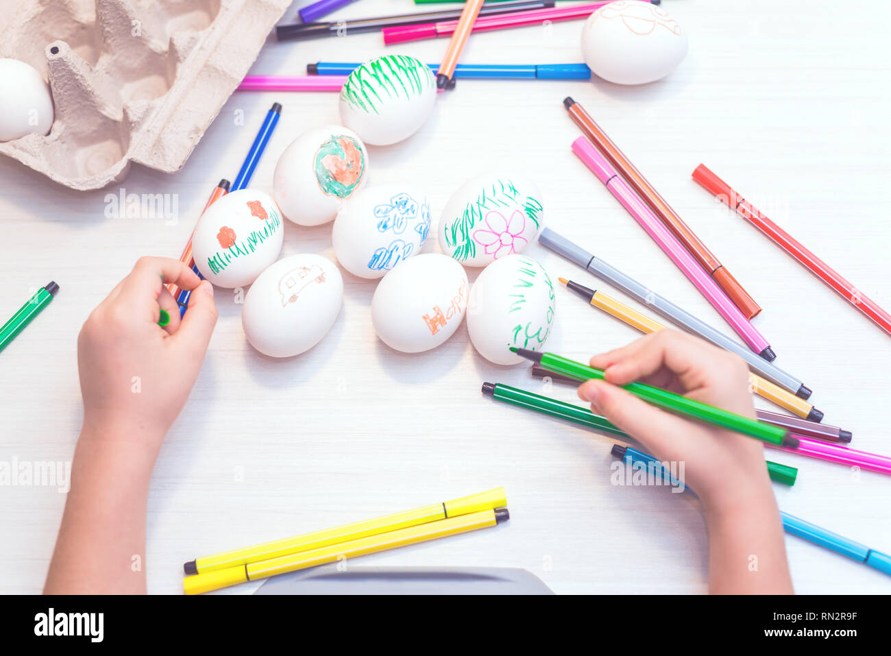 Les oeufs de Pâques peints par enfant à la main Banque D'Images