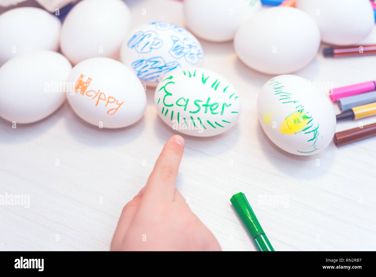 Les oeufs de Pâques peints par enfant à la main Banque D'Images